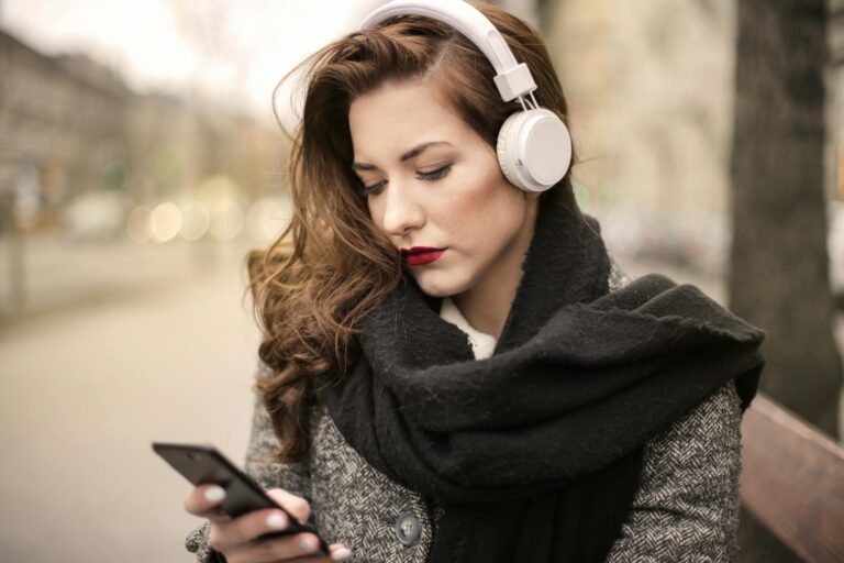 are over the ear headphones safer than earbuds