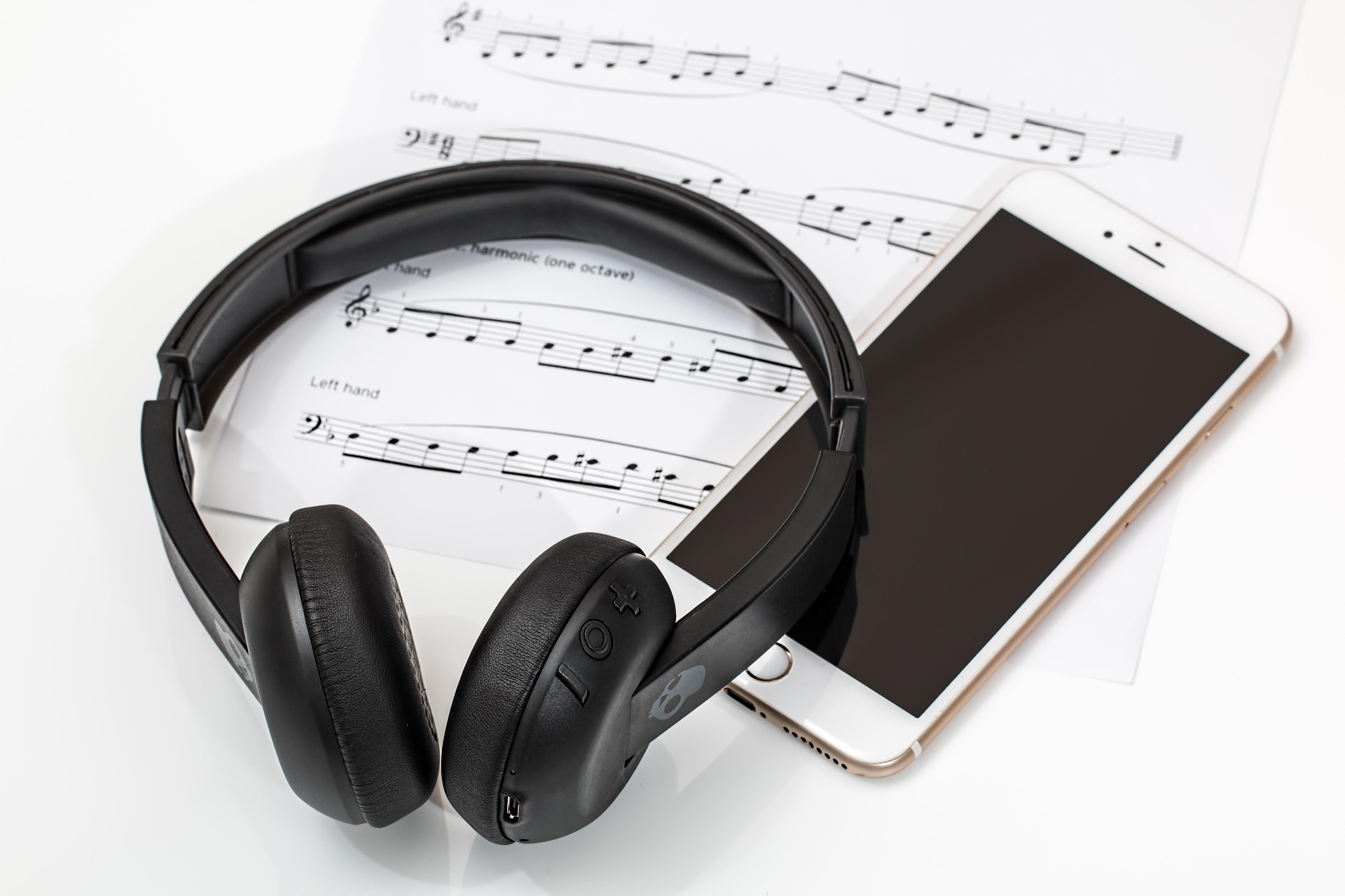 why do musicians wear earbuds