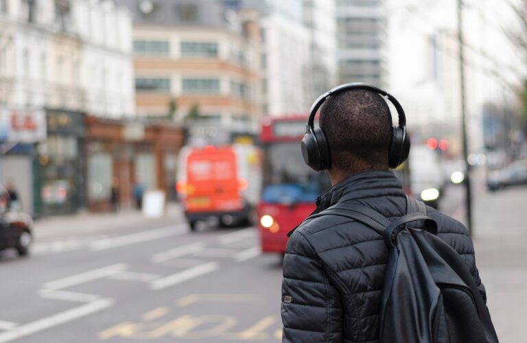 why is only one earbud connecting